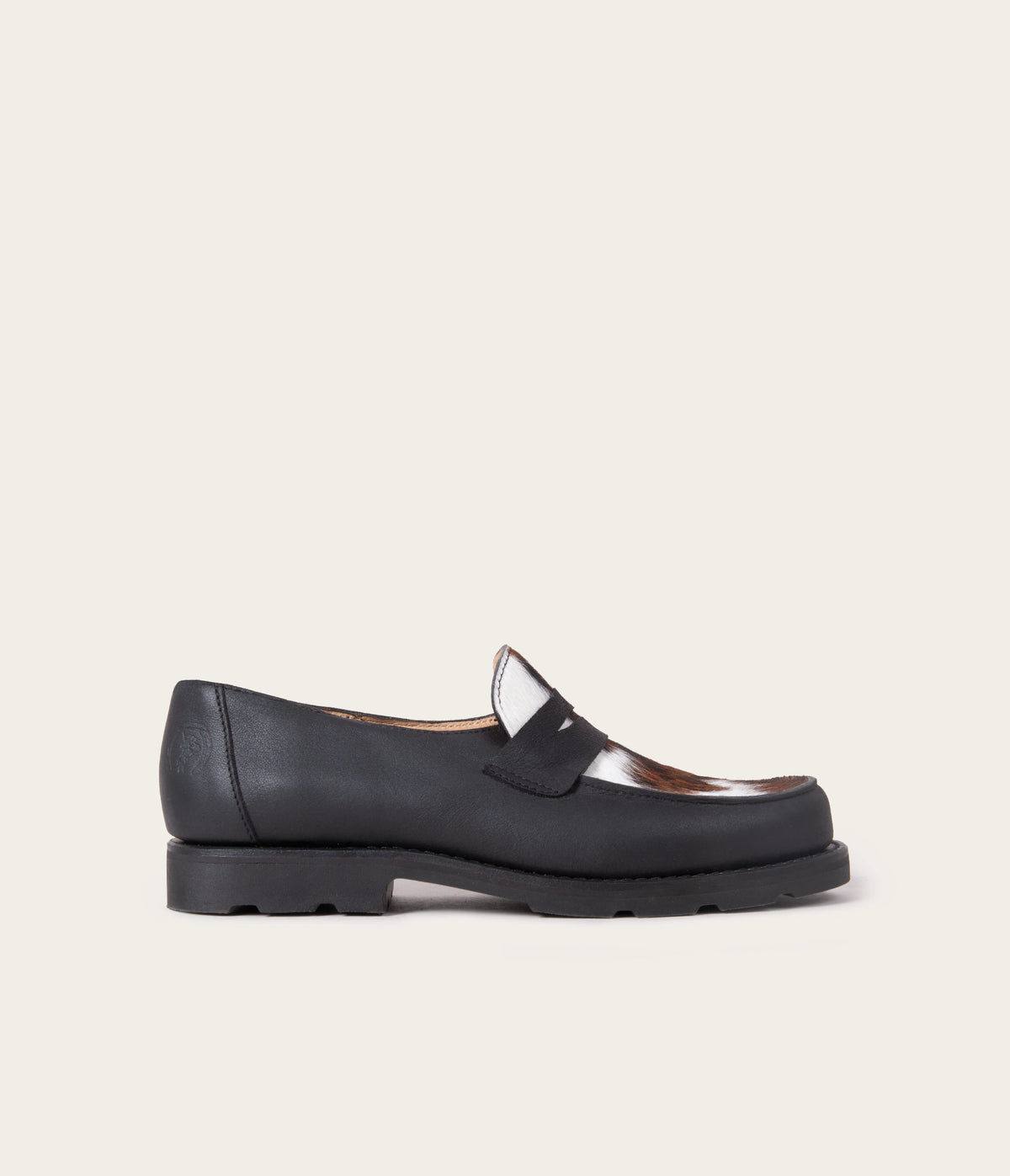 mocassins en cuir souple noir et vache normande, mocassin femme, mocassin homme, mocassins semelle caoutchouc, mocassin camarguais, mocassin imprimés vache, mocassin artisanal, mocassin fabriqué en France, mocassins français, mocassin pour femme, mocassin pour homme artisanal, mocassin La Botte Gardiane, derbies, derbies femme, mocassin en cuir d'exception, mocassin en cuir poils