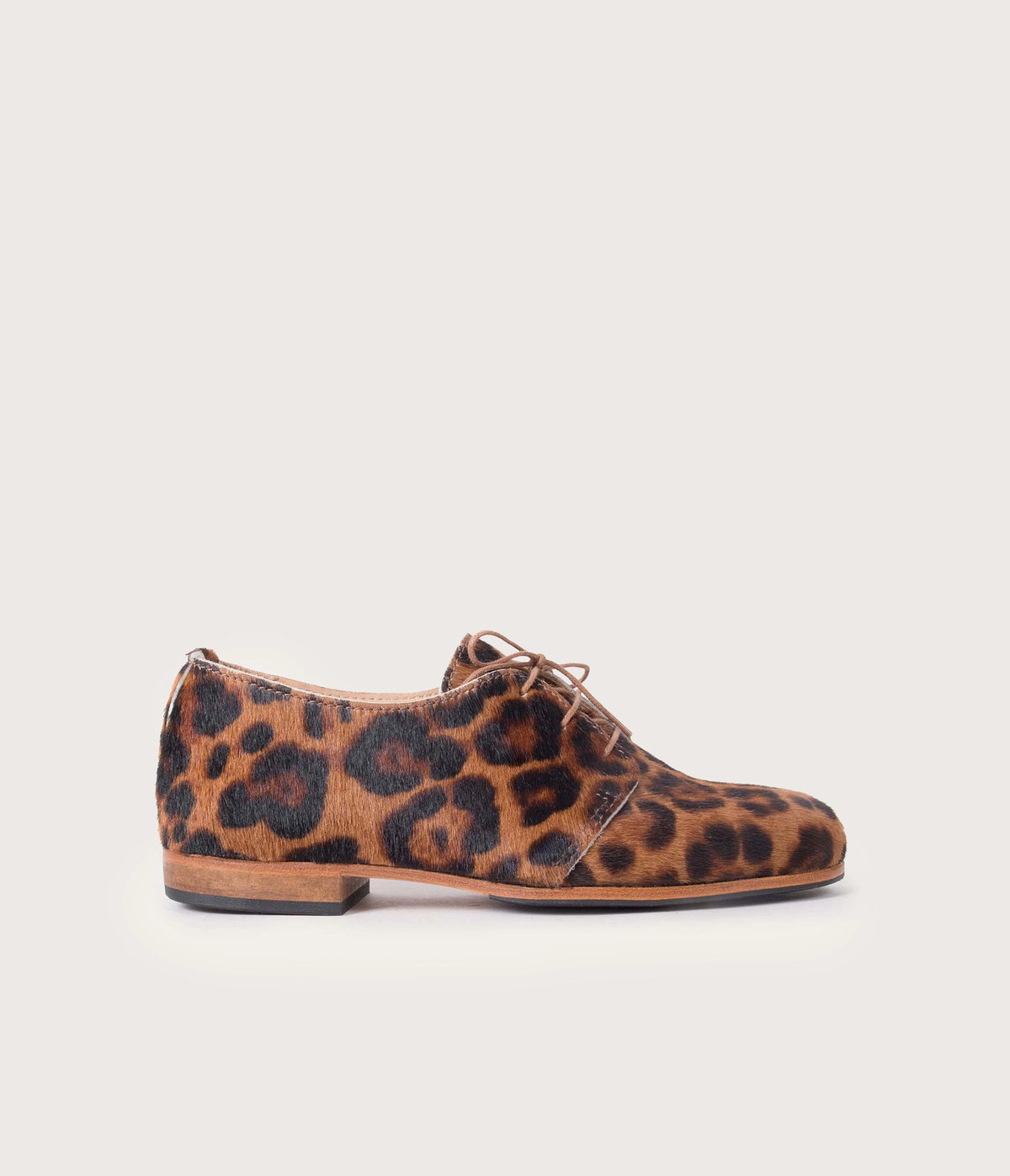 derby pour femme, derby femme, derby en cuir, derby en cuir guépard, derby léopard, paire de derby léopard, paire de derbies femme léopard, derby artisanal, derby camarguais, derby fabriqués en Camargue, derby en cuir poils, derby féminin léopard
