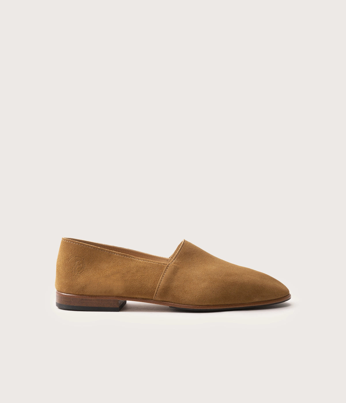 maury daim la botte gardiane, mocassin en daim beige, mocassin en cuir daim, mocassins chic, sleepers pour homme, style chausson venisien, style chausson italien, style friulane, maury la botte gardiane, atelier la botte gardiane, mocassin français