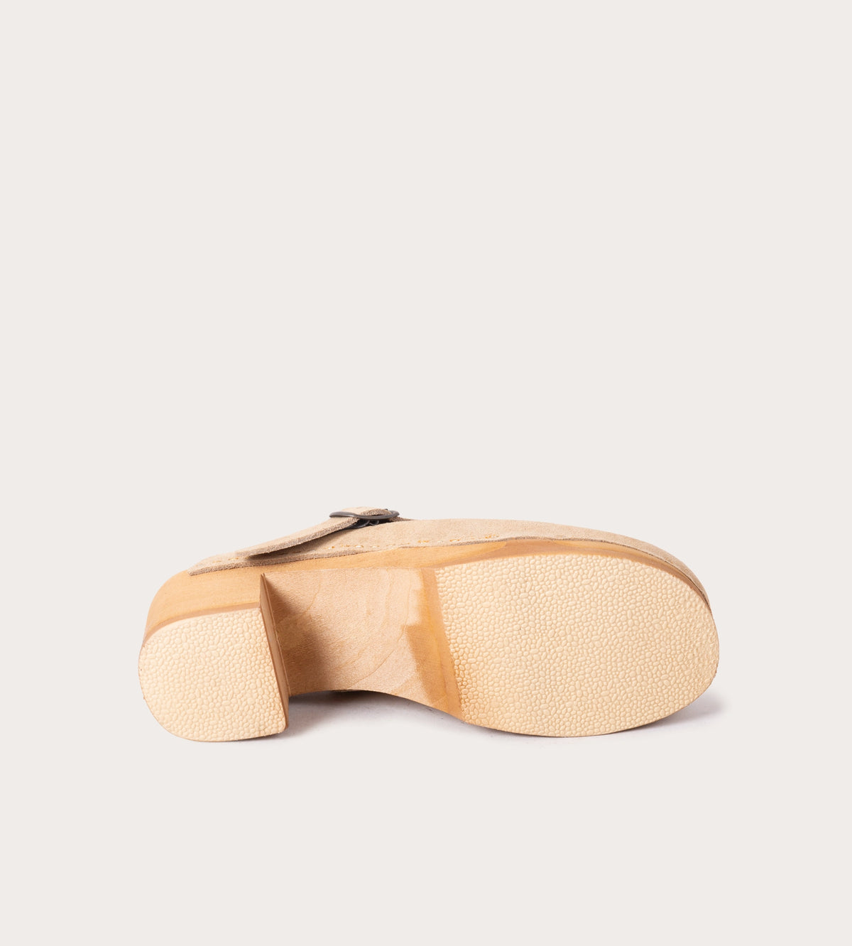 semelle sabot en cuir velours beige, paire de sabot femme, sabot artisanal, sabot femme, sabot beige en cuir velours, paire de sabot femme, paire de sabot artisanal Bosabo, sabots femme velours avec perforations, sabot en cuir et bois, sabots fabriqués en France