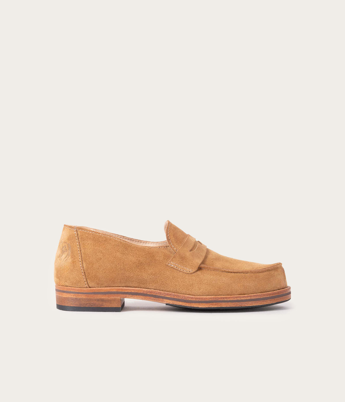 mocassins en cuir velours havane, mocassin femme, mocassin homme, mocassins semelle cuir et patins antidéparants, mocassin camarguais, mocassin velours beige, mocassin artisanal, mocassin fabriqué en France, mocassins français, mocassin pour femme, mocassin pour homme artisanal, mocassin La Botte Gardiane, derbies, derbies femme, mocassin en cuir d'exception, mocassin en cuir daim