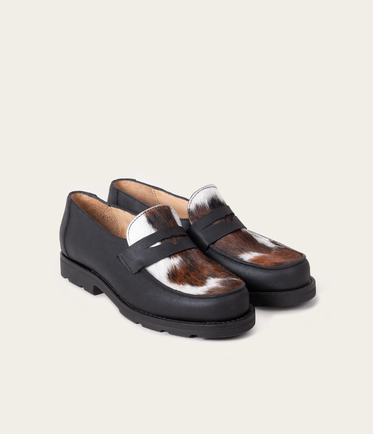 paire de mocassins en cuir souple noir et vache normande, paire mocassin femme, mocassins pour homme, paire mocassins semelle caoutchouc, mocassin camarguais, paire mocassin imprimés vache, mocassin artisanal, mocassin fabriqué en France, mocassins français, mocassin pour femme, paire de mocassin pour homme artisanal, mocassin La Botte Gardiane, derbies, derbies femme, paire de mocassins en cuir d'exception, mocassins en cuir poils vache