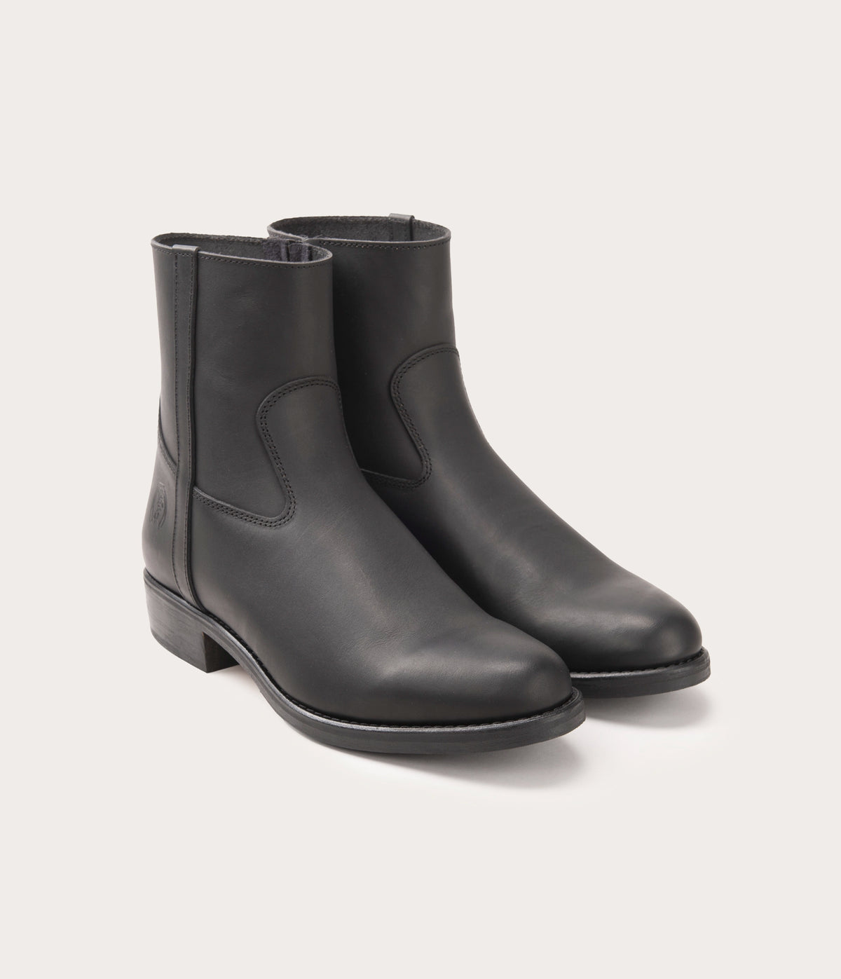 paire de bottine en cuir homme - paire de boots en cuir noir -  paire de boots pour homme -  paire de bottine homme en cuir noir - paire de bottine camarguaise en cuir - bottines fabriquées en camargue - paire de bottine style gardian - style gardian chausssure - Camargue - Aigues-Vives - entreprise française 